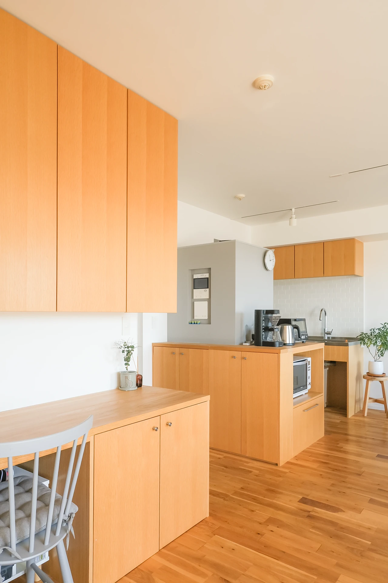 W邸リノベーション_05_ワークスペースからキッチンを見る