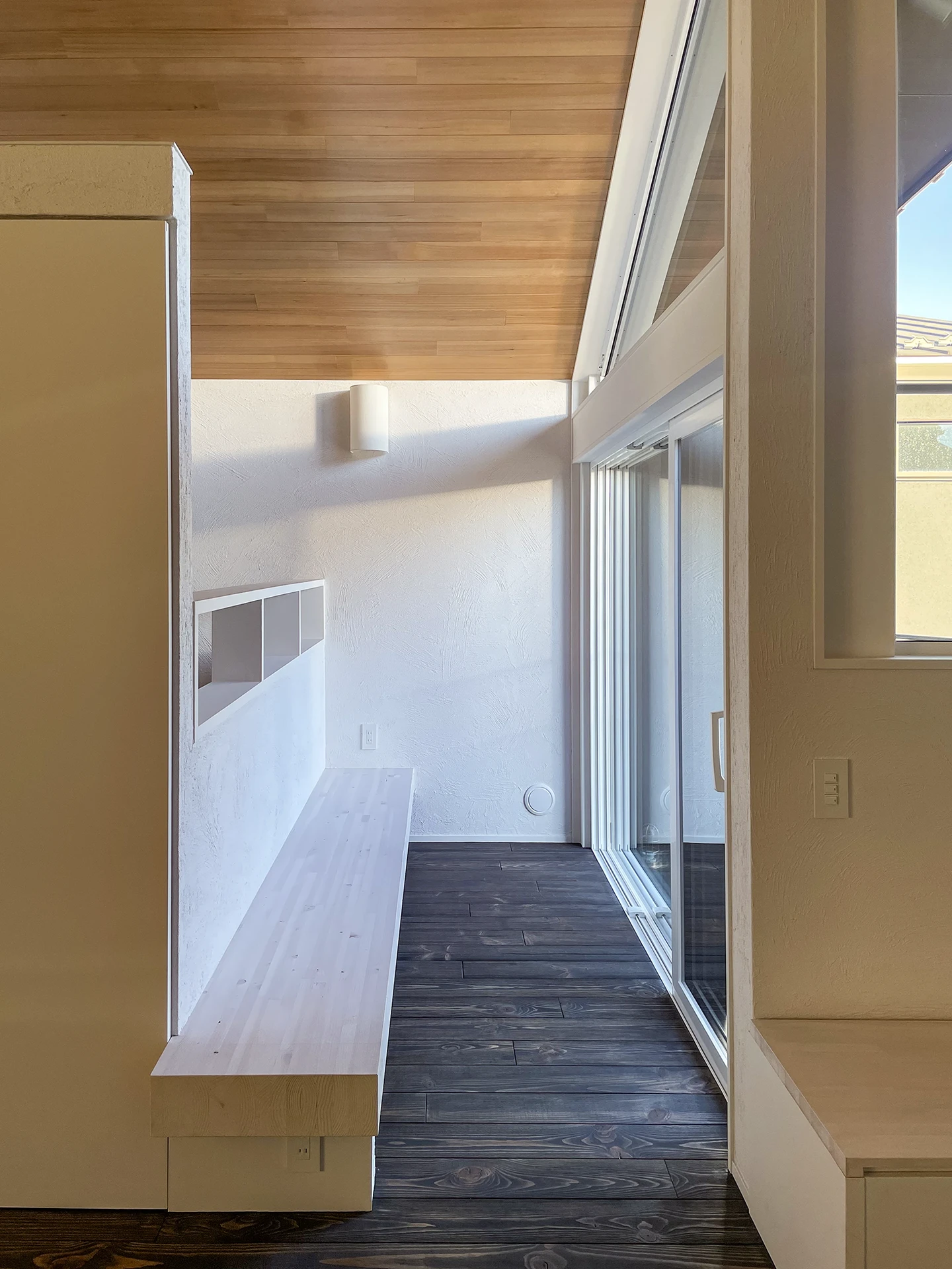 北鎌倉の家_02_明るい屋内ベンチスペース