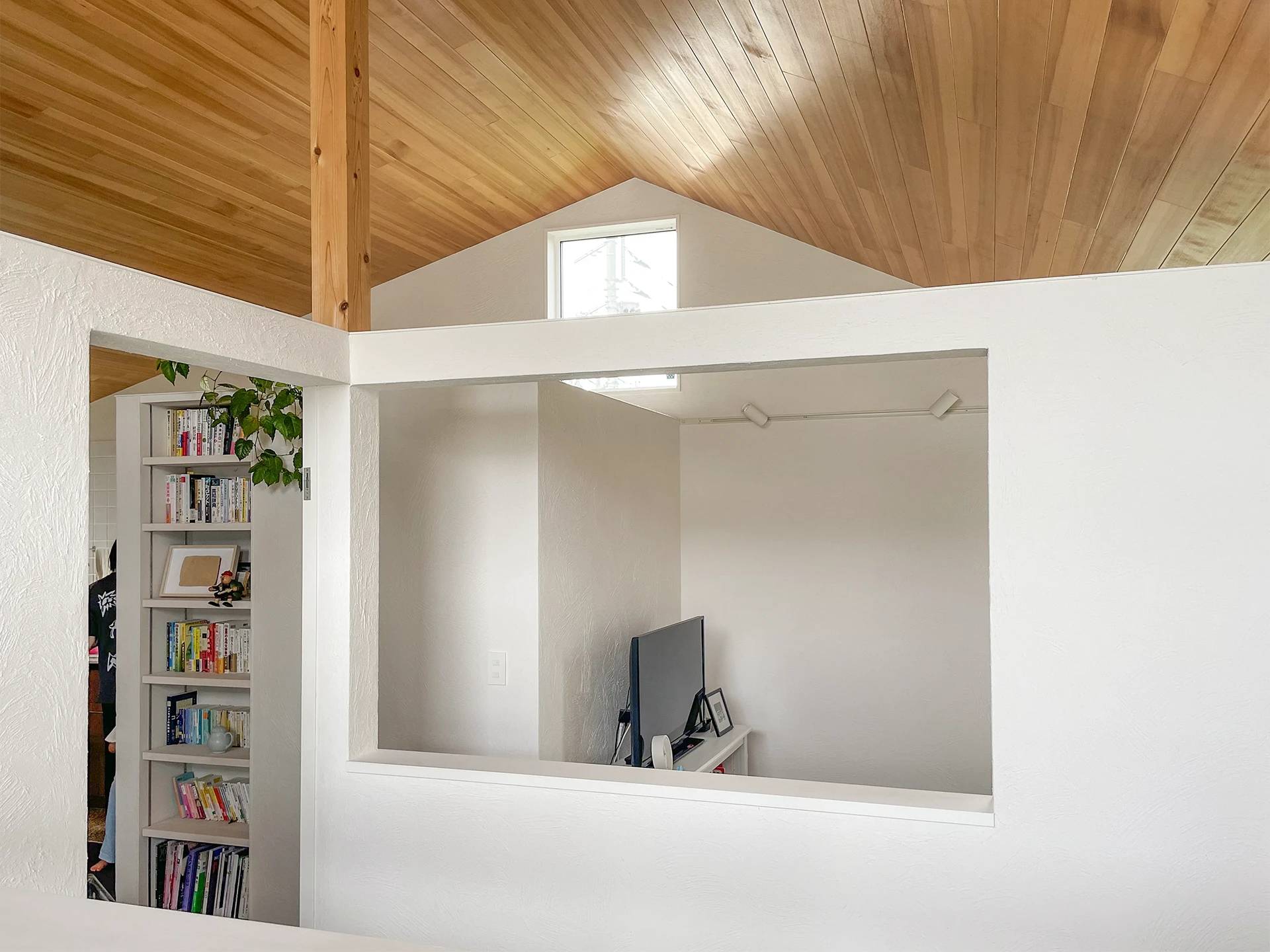 北鎌倉の家_12_トップライトが屋内を明るく照らす