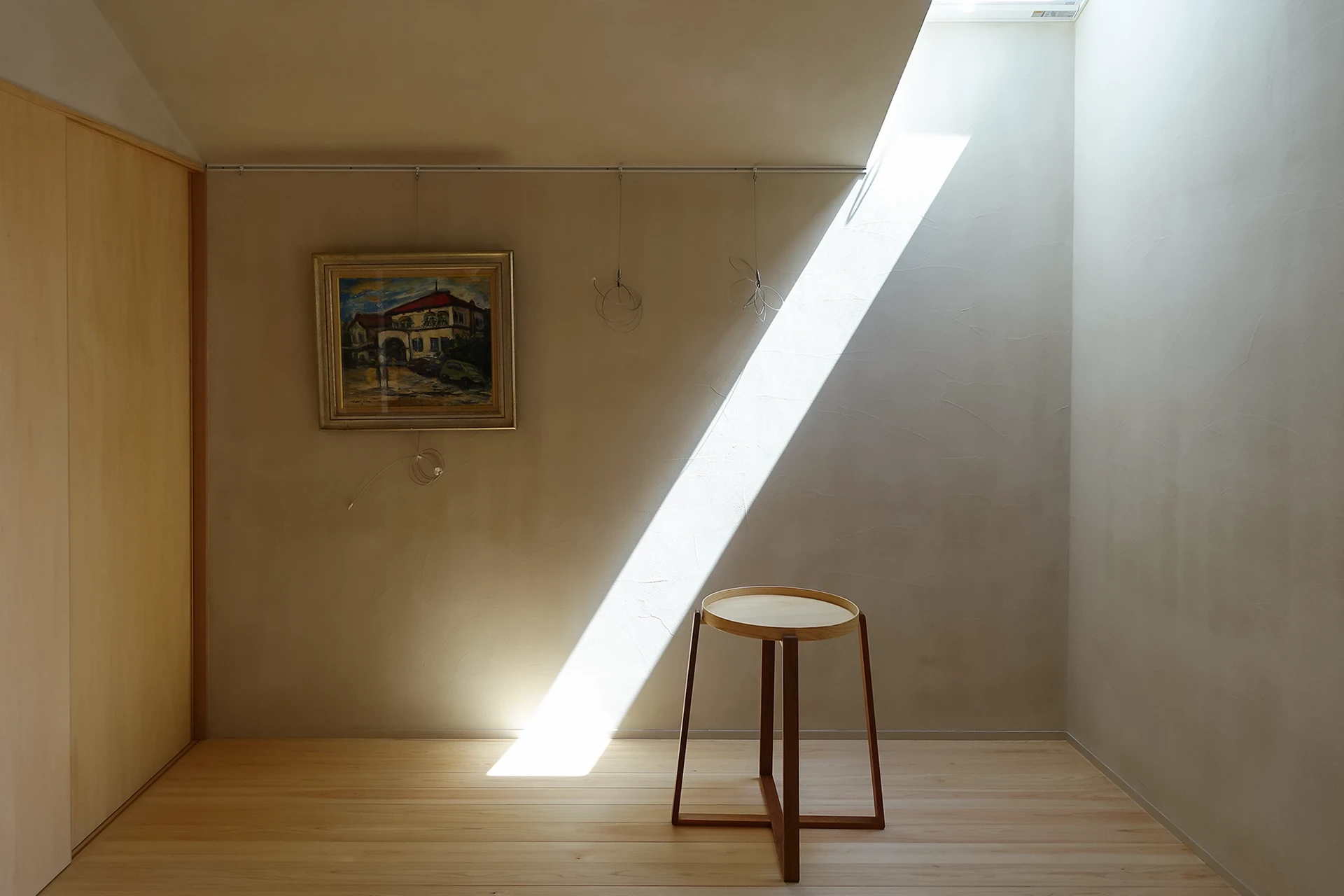 小竹町の家_06_トップライトが注ぐギャラリースペース