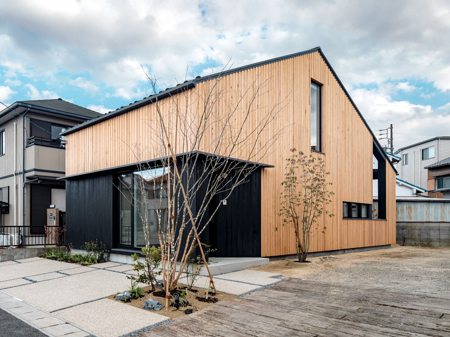 春日井のモデルハウス_02_歩道から見る外観