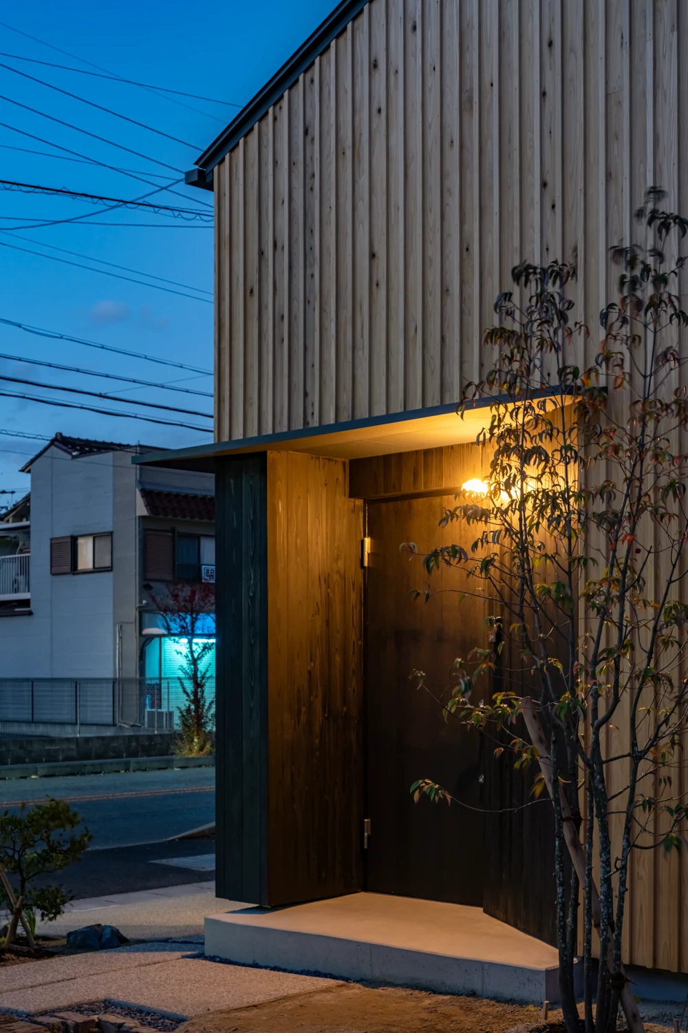 春日井のモデルハウス_04_夜のエントランス