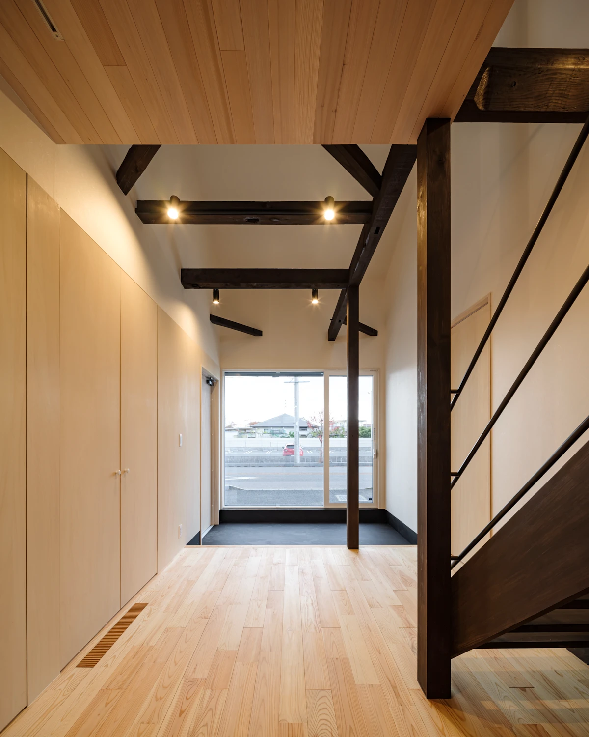 春日井のモデルハウス_06_大きな窓のあるエントランス