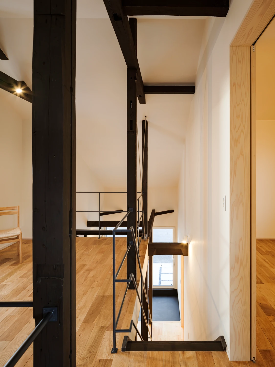 春日井のモデルハウス_10_2階から見る階段スペース