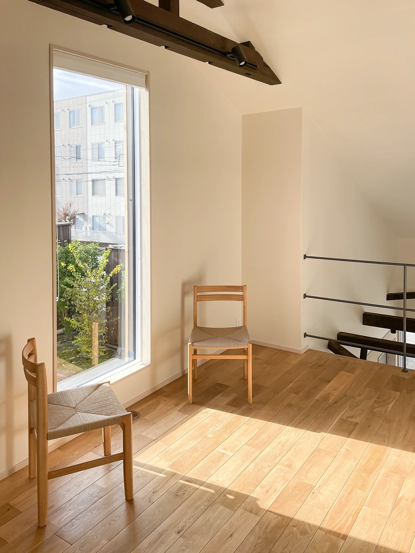 春日井のモデルハウス_14_大きな窓から明るい光が注ぐ2階スペース