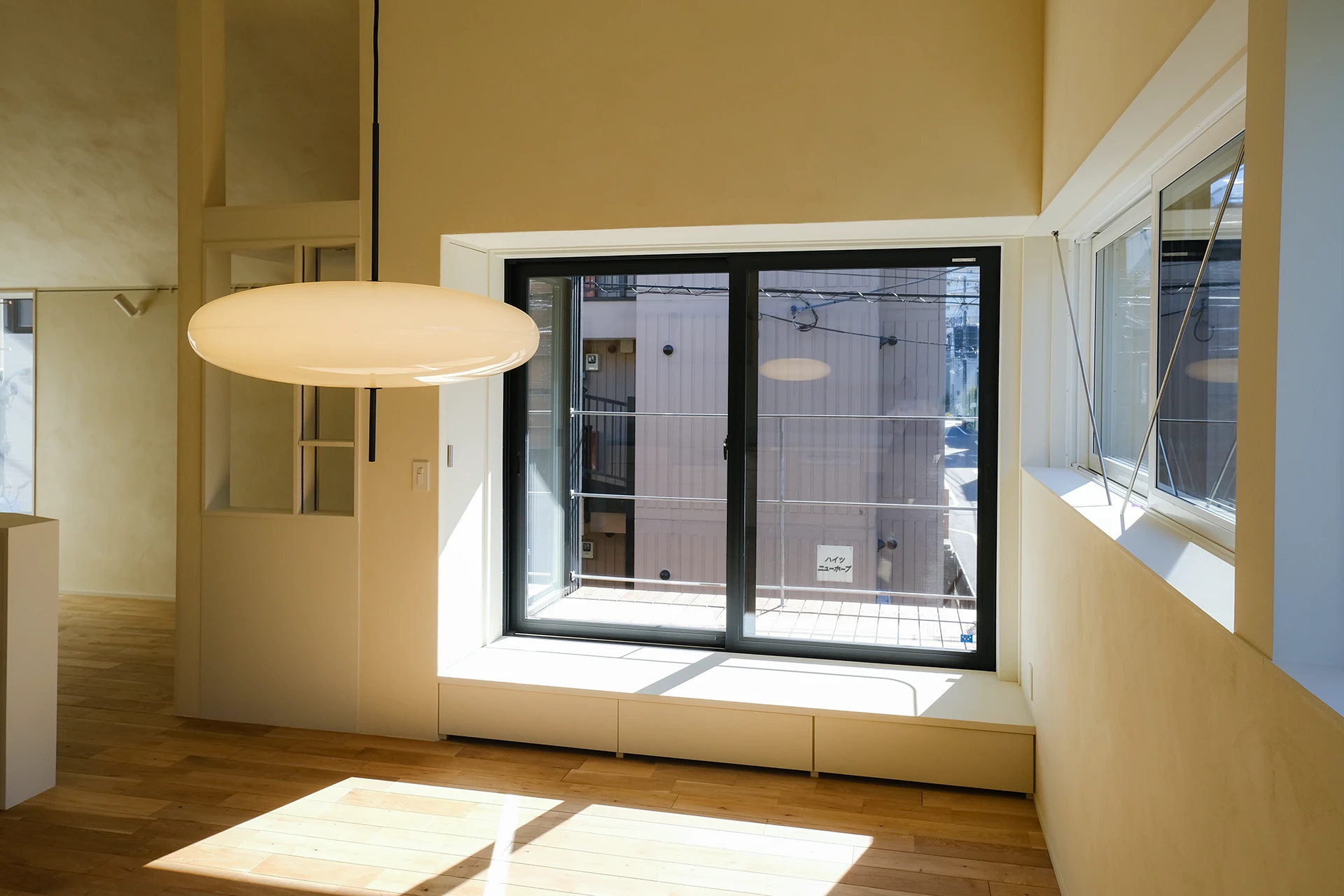 小山台の家_05_屋外テラスが見えるリビングダイニング