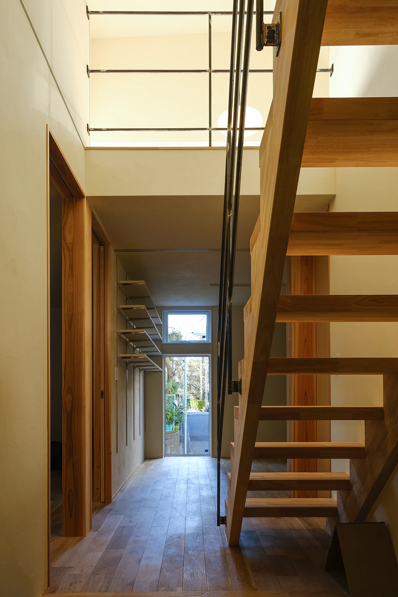 小山台の家_07_明るいエントランス空間