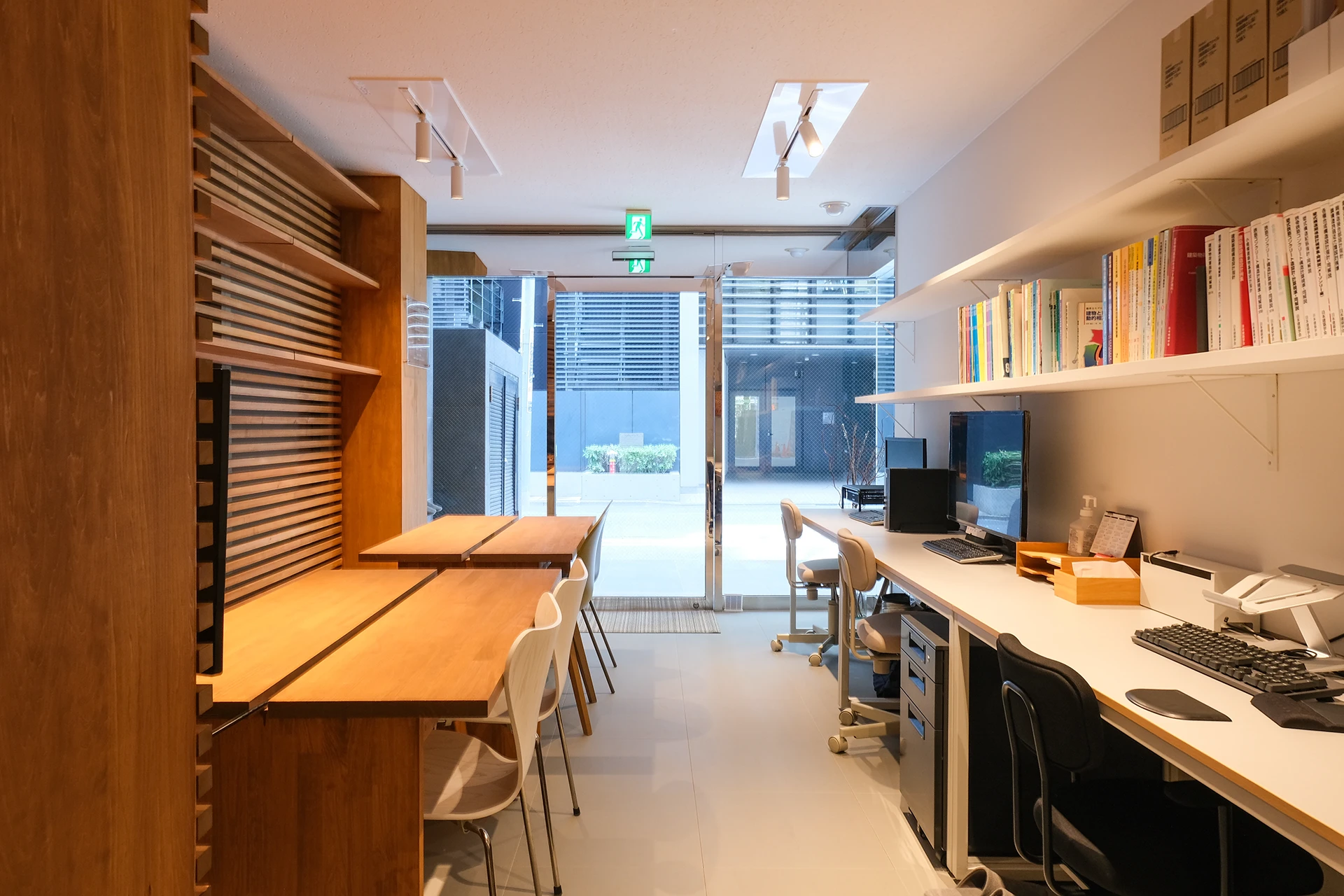 茅場町オフィス_内装計画_03_オフィス空間から屋外空間